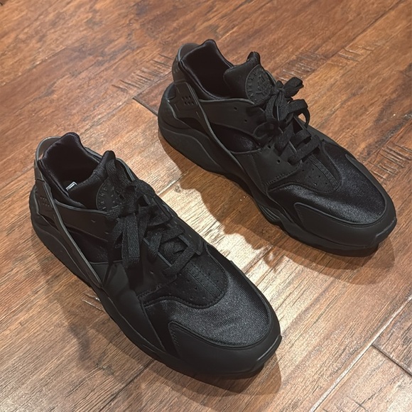 Nike Black Sleek Low-Top Sneakers - Picture 2 of 8